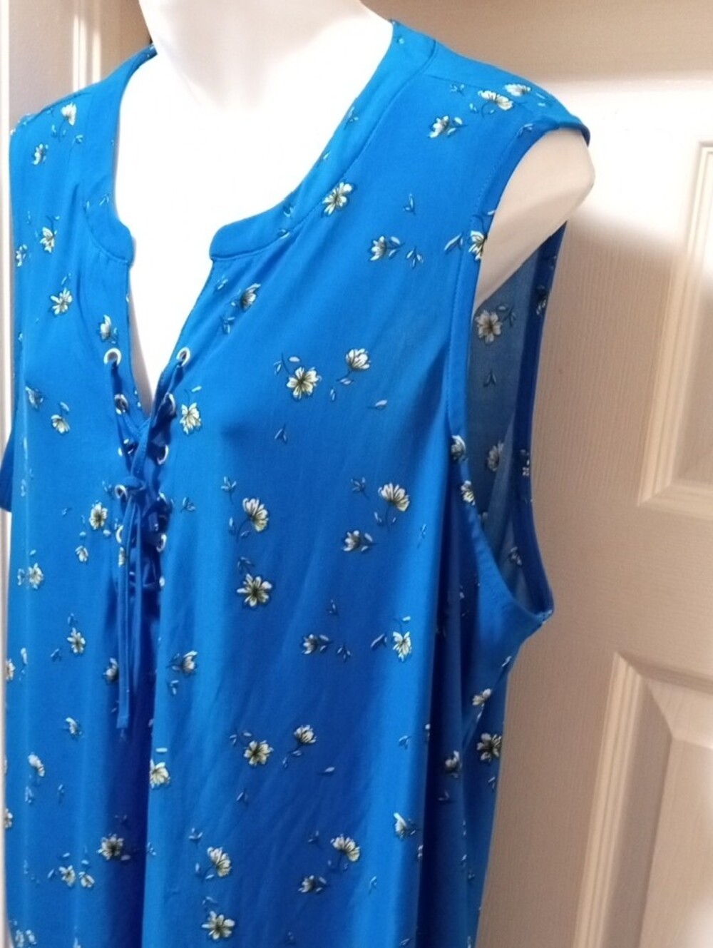 💲5⃣▶▶Bold Blue Lace-Up Sleeveless Tunic with Tiny Floral Motif - Picture 2 of 7
